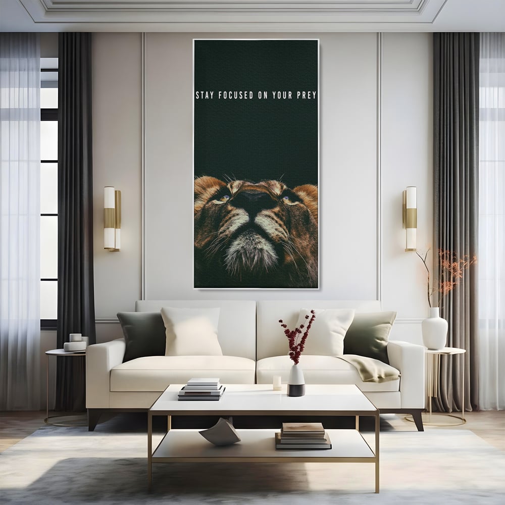 Tablou canvas cu tablou canvas cu leu si mesaj motivational, in rama de aluminiu argintiu, pe perete intr-un living